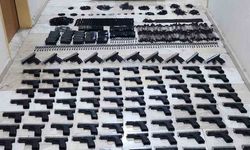Bagajdan silah deposu gibi 90 adet ruhsatsız tabancı çıktı