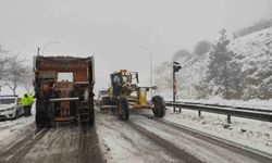 Bazı yollar yoğun kar yağışı nedeniyle trafiğe kapatıldı