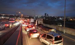 Beylikdüzü Ambarlı'da eylem yapan tır şoförleri nedeniyle trafik durma noktasına geldi