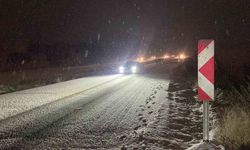 Burdur'da kar yağışı nedeniyle birçok araç yola kaldı