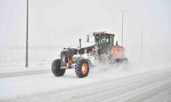 Büyükşehirin karla mücadele ekipleri tam kadro sahada