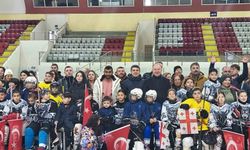 Buzda dostluk rüzgarı esti