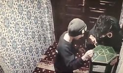 Camideki bağış kutusunu açamayan acemi hırsızlık şüphelileri kamerada