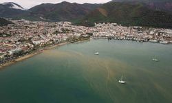 Çamur rengine bürünen deniz havadan görüntülendi