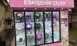 Çiçek sürprizi yapmak isteyen bu otomata geliyor