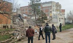 Depremin ardından Sındırgı'da tehlikeli yapılar kaldırılıyor