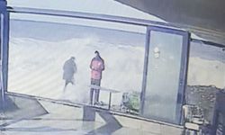 Dev dalgaları görüntülemek isterken az kalsın dalgalara kapılıyordu
