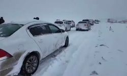 Diyarbakır'da iki gündür devam eden kar trafiği felç etti