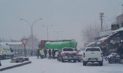 Diyarbakır'da kar yağışı nedeniyle 5 araç bir birine girdi