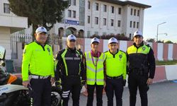 Dörtyol’un sevilen ismi Ömür, polis yeleği giyerek trafik denetimine çıktı