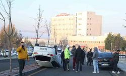 Duran araca çarpıp takla attı: 1 yaralı