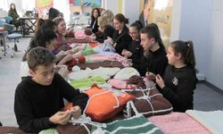 Edirne'de ilmekler iyilik için atılıyor: Çocuklar örüyor, anneler birleştiriyor