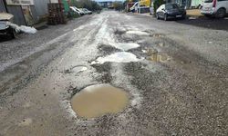 Edremit’te yeni yapılan yolda bir buçuk ayda çukurlar oluştu