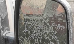 Eksi 17 dereceyi gören kentte araç camları buz tuttu