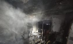 Elektrik kontağından çıkan yangında alevlere teslim olan ev kullanılmaz hale geldi