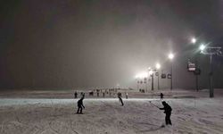 Erciyes'te meşaleli kayak