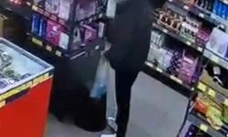 Esenler’de bir zincir markette hırsızlık: Vitrindeki cep telefonunu böyle çaldı