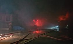 Esenyurt'ta hırdavat fabrikasında başlayan yangın geniş alana sıçradı