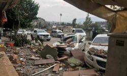 Fırtınanın etkisiyle yıkılan duvar 3 otomobile ve 1 motosiklet zarar verdi