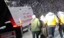 Hakkari'de yaşam mesaisi: Kar engelini iş makineleriyle aştılar