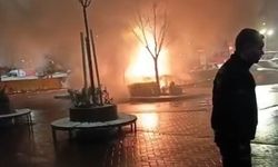 Hastane otoparkında 2 otomobilin küle döndüğü yangın anı kamerada