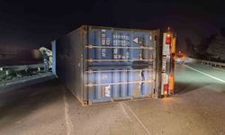 Hatay’da fırtına nedeniyle tırlar devrildi