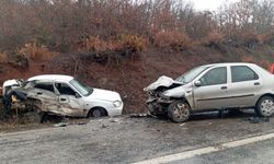 İki otomobil kafa kafaya çarpıştı: 1 ölü, 1’i ağır 2 yaralı