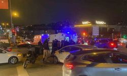 Işık ihlali yapan otomobil, iki motosiklete çarptı: 2 yaralı