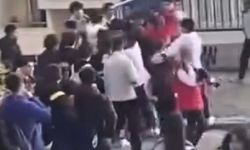 İzmir'de öğrenciler birbirine girdi: Sokak boks ringine döndü