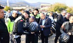 Jandarmadan 100 motosiklet sürücüsüne güvenli sürüş eğitimi ve hediye kask