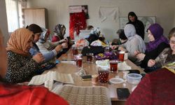 Kadınların el emeğiyle ürettikleri tel kırma şal ve çantalar yoğun ilgi görüyor