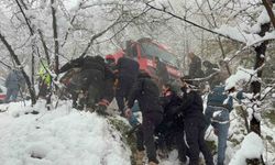 Kar sebebiyle kayganlaşan yolda kontrolden çıkan otomobil şarampole devrildi: 3 yaralı