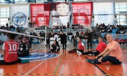 Karaman’da 3 Aralık Dünya Engelliler Günü’nde protokol voleybol oynadı