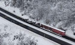 Karda yolda kalan tır, 2 çekici ile kurtarıldı
