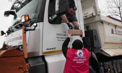 Karla mücadele ekiplerine sıcak ikram