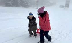 Kars’ta kar coşkusu: Çocuklar kardan adam yaptı, kızak kaydı