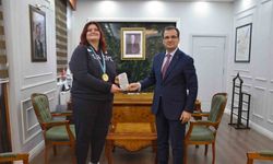 Kaymakam Güldoğan’dan şampiyon judocu Öztürk’e plaket