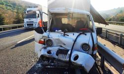 Kırkağaç'ta kamyonet ile tır çarpıştı: 1 yaralı