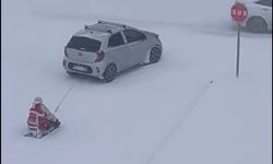 Kızağı araca bağlayıp çektiler, tehlikeli eğlence kameraya yansıdı