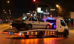 Kontrolden çıkan otomobil, kırmızı ışıkta bekleyen 2 araca çarparak durabildi