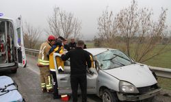 Kontrolden çıkan otomobil refüje ve bariyerlere çarptı: 1 ölü, 1 yaralı