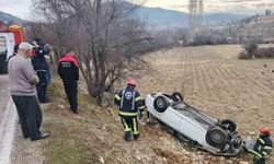 Kontrolden çıkan otomobil tarlaya uçtu: 2 yaralı