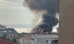 Küçükçekmece’de 4 katlı binanın çatı katından alevler yükseldi: O anlar kamerada