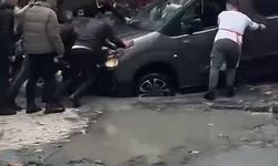 Küçükçekmece’de yağmur sonrası çöken yolda, araçlar çukura düştü