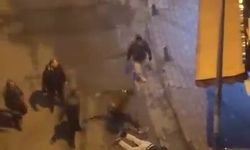 Laf attığı kişiler tarafından böyle darp edildi… Dövmekle yetinmediler, yerde tekmelediler