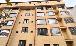 Mahsur kalan kedi için yatak taşıyıp battaniye gerdiler