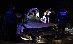Malatya'da trambüs direğine çarpan araç kağıt gibi dağıldı: 1'i ağır 2 yaralı