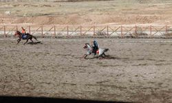 Malatya'nın Yazıhan ilçesinde ata sporu atlı cirit yaşatılıyor