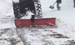 Mazıdağı'nda traktörlerin arkasına bağlanan aparatlarla kar temizleme çalışması yaptılar