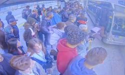 Metrobüs durağında dehşet anı: Bayılan kız metrobüsün önüne düştü